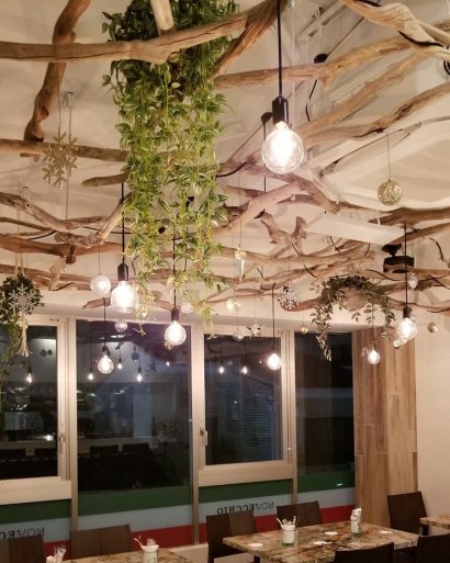 京都のイタリアンレストランの天井流木装飾