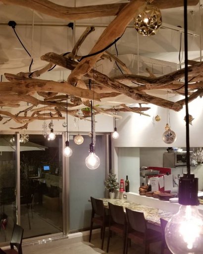 京都のイタリアンレストランの天井流木装飾
