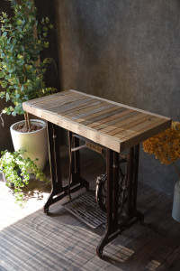 アンティークミシン脚と流木天板のテーブル
